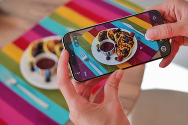 Руки фотографируют завтрак на смартфон - Gannachka