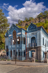 Исторический бирюзовый дом Фируза в городе Боржоми, Грузия. Красивый деревянный резной дворец, культурная архитектура - borisb17