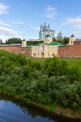 Крепостная стена Смоленского Кремля и Успенский собор, Россия - gumbao