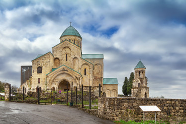 Западный фасад Багратского собора в Кутаиси, Грузия. Вид на главный вход спереди, облачный день, средневековый архитектурный стиль - borisb17