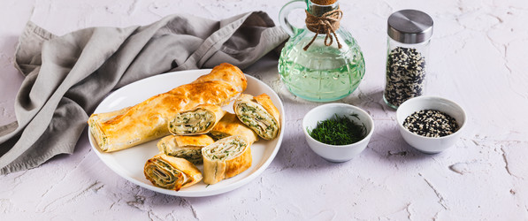 Вкусные жареные булочки с творогом, сыром и травами на тарелке на столе (веб-баннер) - Elena Rui