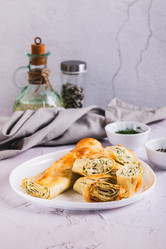 Вкусные жареные булочки с творогом, сыром и травами на тарелке на столе (вид сверху) - Elena Rui