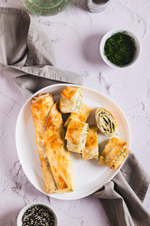 Хрустящие булочки с творогом, сыром и укропом на тарелке на столе (вид сверху) - Elena Rui