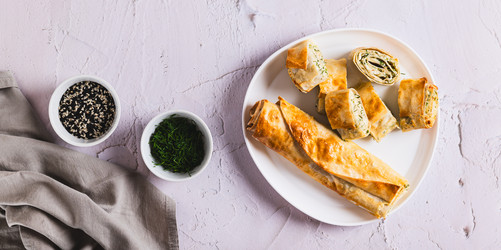 Хрустящие булочки с творогом, сыром и укропом на тарелке, вид сверху, веб-баннер - Elena Rui