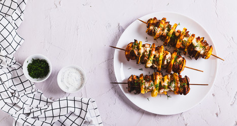 Сульваки, приготовленные из мяса и картофеля на шампурах, на тарелке, вид сверху, веб-баннер - Elena Rui