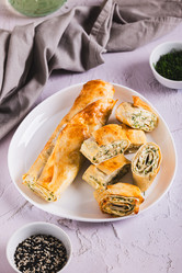 Хрустящие булочки с творогом, сыром и укропом на тарелке на столе (вид сверху) - Elena Rui