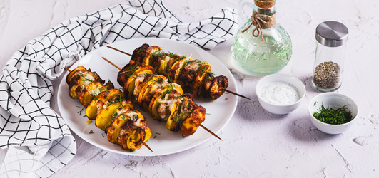 Мясо и картофель, запеченные на шампурах в аэрогриле, на тарелке на столе (веб-баннер) - Elena Rui