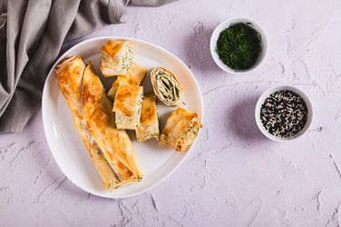 Вкусные жареные булочки с творогом, сыром и травами на тарелке, вид со стола - Elena Rui