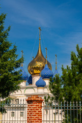 Пурех, Россия. Золотистые и голубые купола Спасо-Преображенского собора на фоне ясного летнего неба - Kristina Maikova