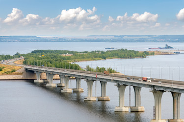 Алексеевский мост через реку Кама, Куйбышевское водохранилище, Татарстан. Общая протяженность мостового перехода составляет 13 967 метров - kostya6969