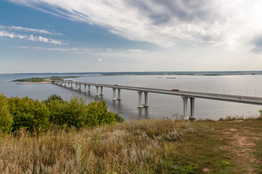 Алексеевский мост через реку Кама, Куйбышевское водохранилище, Татарстан. Общая протяженность мостового перехода составляет 13 967 метров - kostya6969
