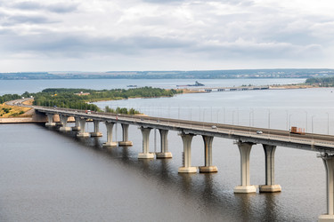 Алексеевский мост через реку Кама, Куйбышевское водохранилище, Татарстан. Общая протяженность мостового перехода составляет 13 967 метров - kostya6969