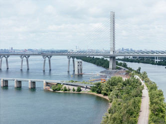 Вид с воздуха на панораму пригорода Монреаля Броссар, расположенного за рекой и мостом - EOS_Canon