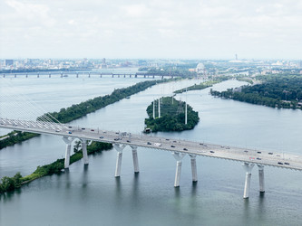 Вид с воздуха на панораму пригорода Монреаля Броссар, расположенного за рекой и мостом - EOS_Canon