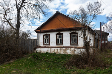 Старый белый деревенский дом с резными деревянными окнами - Tsar