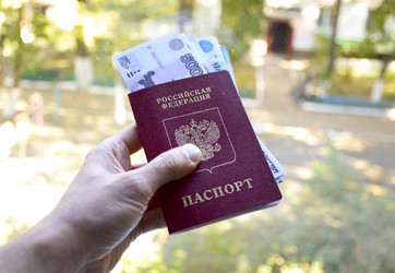Паспорт гражданина России с вложенными рублями в руке мужчины. Рука держит или прикрывает паспорт и деньги. Борьба с коррупцией и взяточничеством. Кризис, санкции. Подготовка к поездке или переезду - Dimasik_85