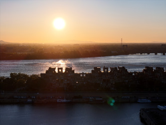 Вид с воздуха на комплекс Habitat 67, порт Монреаля и панораму центра города в золотой час, Квебек, Канада - EOS_Canon