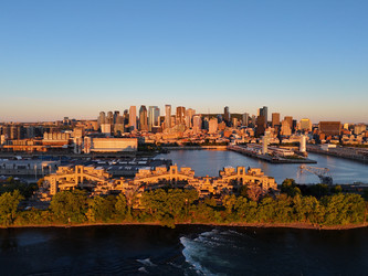 Вид с воздуха на комплекс Habitat 67, порт Монреаля и панораму центра города в золотой час, Квебек, Канада - EOS_Canon