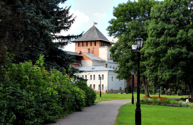 Дорожка к историческому зданию. Новгородский Кремль. Великий Новгород. Россия. Июль 2026г - Zauberfloten