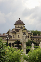  Красивый православный храм за каменным крестом и зелеными кустами - kitikat