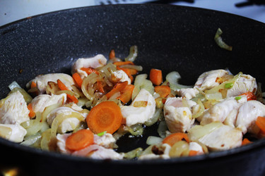 Приготовление курицы с овощами крупным планом - LyaNevada