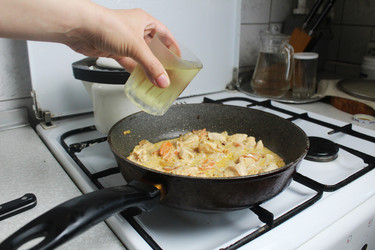 Девочка добавляет бульон в сковороду с курицей - LyaNevada