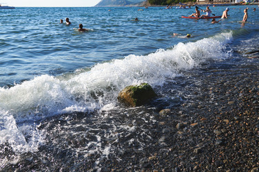 Пляж и волны на черном море, пляж и купающиеся люди - VeKoAn