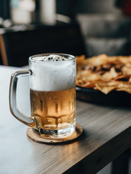 Наслаждаясь холодным пивом и закусками в уютном ресторане. Генеративный ИИ - RomanZ