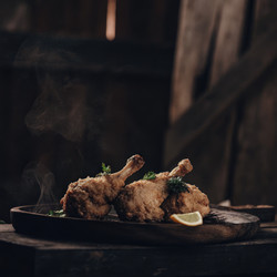 Свежеобжаренная курица, поданная на деревенском деревянном блюде. Генеративный искусственный интеллект - RomanZ