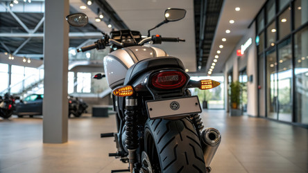 Мотоцикл Yamaha представлен в современном выставочном зале с использованием генеративного искусственного интеллекта - RomanZ