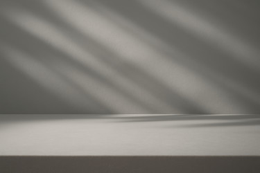 Элегантная демонстрация товара на сером фоне с гигапиксельной четкостью - RomanZ