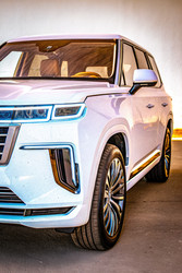 Geely Monjaro представлен в современном городском окружении во время дневной демонстрации с использованием генеративного искусственного интеллекта - RomanZ