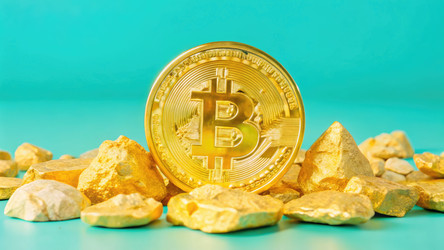 Золотая монета Биткоин выделяется на фоне сверкающих золотых камней благодаря генеративному искусственному интеллекту - RomanZ