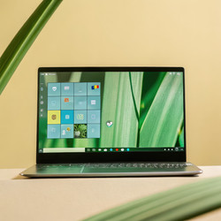 Ноутбук, отображающий интерфейс рабочего стола Windows на зеленом фоне (генеративный ИИ) - RomanZ