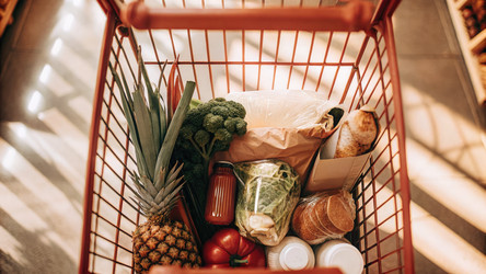Тележка для покупок, наполненная свежими продуктами с рынка. Генеративный ИИ - RomanZ