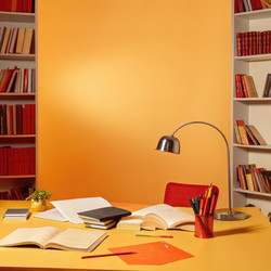 Учебное пространство с книгами и теплыми оранжевыми стенами в уютной обстановке. Генеративный ИИ - RomanZ