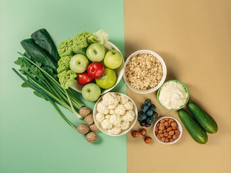 Красочная композиция из свежих цельных продуктов и полезных закусок, созданная с помощью генеративного искусственного интеллекта - RomanZ