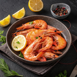 Вкусные вареные креветки, подаваемые с лимоном и специями. Генеративный искусственный интеллект - RomanZ