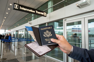 Демонстрация американского паспорта в терминале аэропорта перед вылетом (генеративный ИИ) - RomanZ