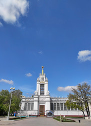 Москва, Россия – 14 мая 2024 года: Восстановленный павильон № 59 «Зерно», ныне Музей героизма, на ВДНХ. Новые лепные и скульптурные детали. Общий план. Советская архитектура - Kcuxen
