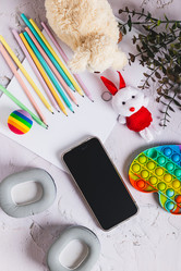 Концепция запрета социальных сетей для детей. Смартфон и игрушки на столе, вид сверху и вертикально - Elena Rui