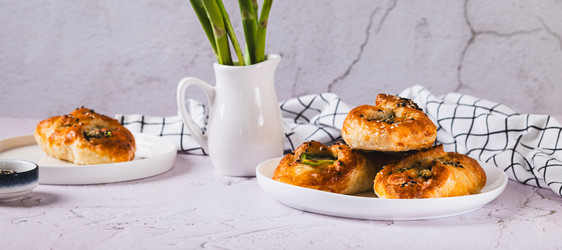 Вкусные слоеные булочки с сыром и спаржей на тарелке на столе (веб-баннер) - Elena Rui