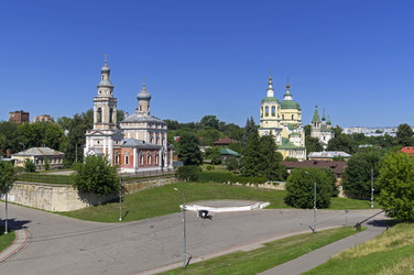 Ансамбль посадских храмов в историческом центре Серпухова: Успенская церковь, церковь  Ильи пророка и церковь Троицы. Вид с Соборной горы. Россия. Солнечный день в июле - Wombat
