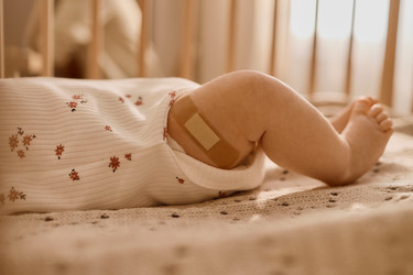 Ребенок, лежащий дома с повязкой после ухода за вакцинацией - SeventyFour