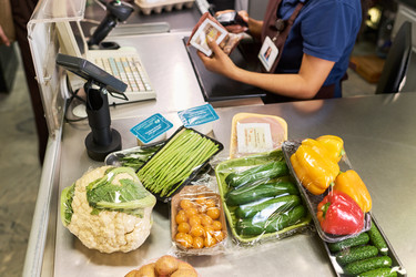 Испаноязычная женщина оформляет покупку продуктов - Pressmaster