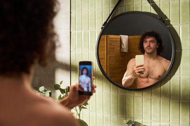 Взрослый мужчина фотографирует со смартфона во время процедуры домашнего ухода - Pressmaster