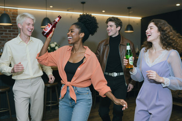 Разнообразные взрослые друзья танцуют на вечеринке для маркетинга социального образа жизни - SeventyFour