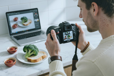 Взрослый мужчина фотографирует здоровую пищу для контент-маркетинга рецептов - Mediaphotos
