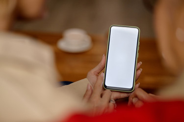 Взрослые женщины демонстрируют макет смартфона для маркетинга мобильных приложений - SeventyFour