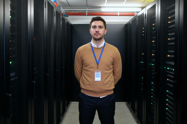 Портрет взрослого мужчины, стоящего в серверной комнате для обеспечения ит-безопасности - DragonImagesAsia